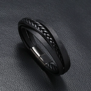 Makroaufnahme von mehrschichtigem schwarzem Lederarmband mit poliertem Magnetverschluss