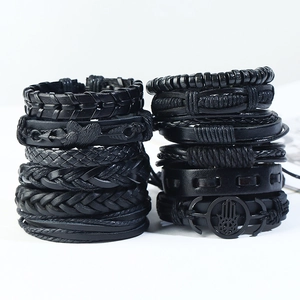 Lot de 12 bracelets rétro en cuir noir pour hommes avec breloques en métal sur fond blanc