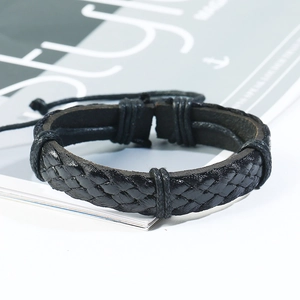 Gros plan sur un bracelet tressé en cuir noir pour homme avec cordon de serrage ajustable