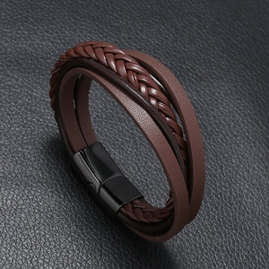 Detailansicht des mehrlagigen Lederarmbands mit braunem Geflecht und Magnetverschluss