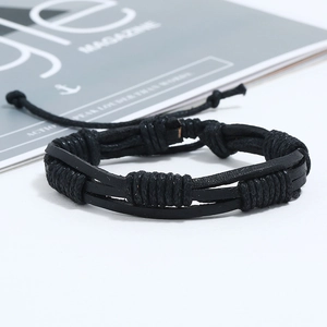 Détails du bracelet multicouche en cuir tressé noir avec cordon réglable pratique