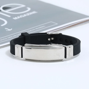 Détail du bracelet réglable en silicone noir avec plaque en acier inoxydable et boucle