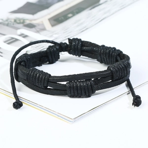 Détail d'un bracelet en cuir noir tressé multicouche avec cordon de serrage réglable