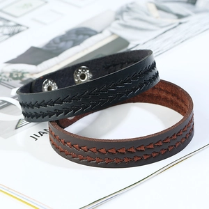Set di bracciali in pelle da uomo neri e marroni con cuciture decorative a contrasto