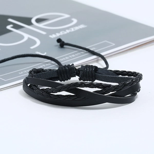 Gros plan sur le bracelet en cuir tressé multicouche avec fermeture à cordon réglable
