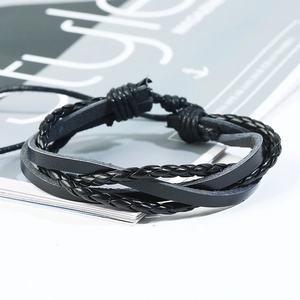 Gros plan d'un bracelet en cuir tressé multicouche noir avec nœud coulissant réglable