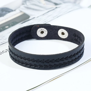 Bracciale in pelle nera con goffratura geometrica a triangolo e bottoni a pressione neri