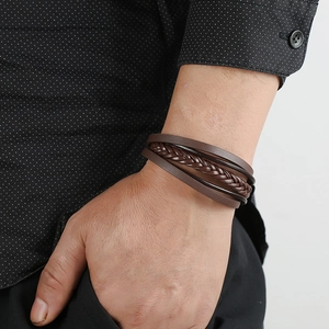 Mehrlagiges Retro-Herrenarmband aus braunem Rindsleder mit geflochtenem Edelstahldesign