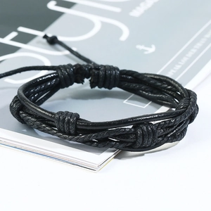 Gros plan détaillé d'un bracelet multicouche en cuir tressé avec nœuds de style punk