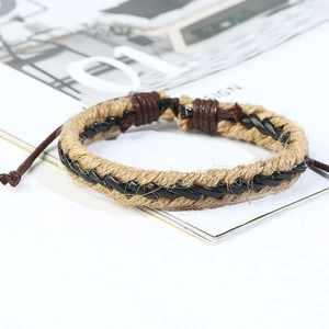 Détail du bracelet en cuir tressé multicouche avec cordons ajustables et style vintage chic