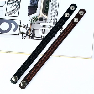 Bracciali minimalisti in similpelle con goffratura a freccia e bottoni a pressione regolabili