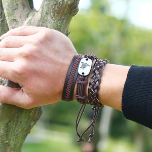 Set di bracciali vintage in pelle marrone da uomo con ciondoli tartaruga e pace