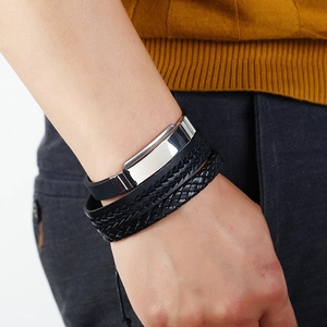 Bracelet multicouche en cuir tressé avec plaque métallique argentée pour homme
