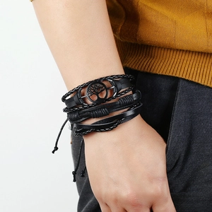 Détail d'un bracelet multicouche en cuir tressé avec pendentif Arbre de Vie noir
