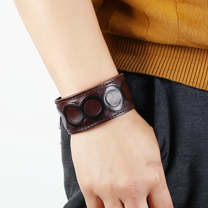 Bracelet large en cuir marron vintage avec motifs gaufrés noirs de style punk