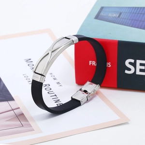 Bracciale da uomo minimalista in silicone nero con chiusura a X in acciaio inox