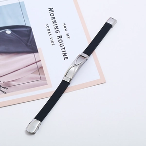 Bracciale minimalista in silicone nero da uomo con placca in metallo argento e chiusura a scatto