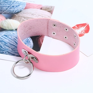Gros plan sur un collier en cuir PU rose avec anneau argenté et boutons pression réglables