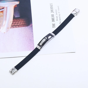 Bracelet en silicone noir avec motif grec en acier inoxydable et fermoir en métal