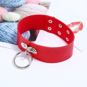 Ras du cou punk en cuir PU rouge avec grand anneau argenté et bouton pression réglable