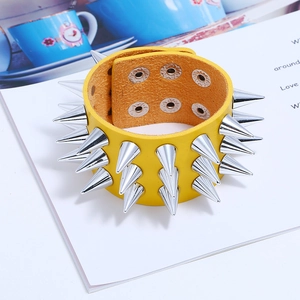 Bracelet punk en cuir jaune avec trois rangées de clous coniques en métal argenté
