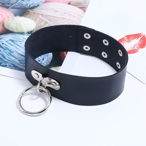 Détail du collier punk en cuir PU noir avec anneau argenté et œillets réglables en métal