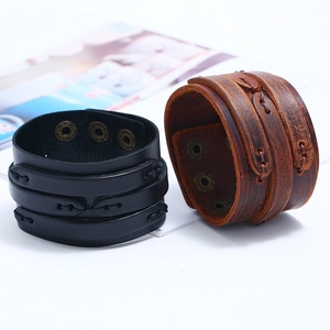 Retro punk brede lederen armbanden in zwart en bruin met vintage bronzen drukknopen
