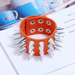 Bracelet punk en cuir orange avec trois rangées de pointes argentées et boutons-pression