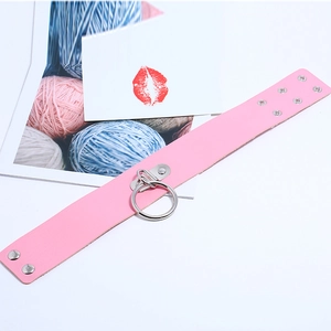 Détail du choker en cuir PU rose avec anneau métallique argenté et boutons-pression
