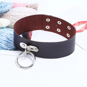Détail du collier punk en cuir PU avec grand anneau argenté et boutons pression réglables