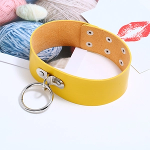 Choker punk en cuir PU jaune avec grand anneau en argent et boutons-pression réglables