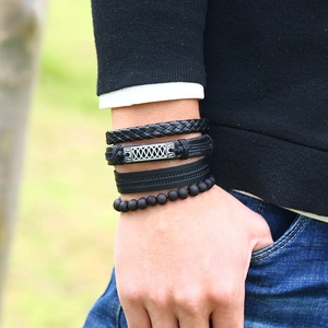 Ensemble de quatre bracelets vintage en cuir noir pour homme avec plaque en métal et perles