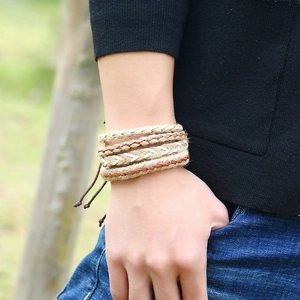 Bracelet bohème multicouche pour homme en corde de chanvre tressée et détails en cuir brun