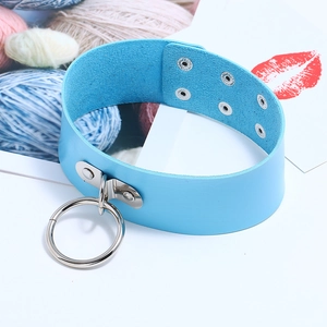 Gros plan du collier choker en cuir PU bleu clair avec grand anneau argenté et boutons