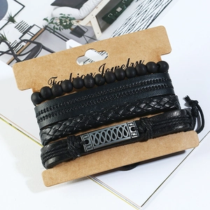 Lot de quatre bracelets vintage en cuir noir avec perles et charms métalliques