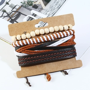 Ensemble de bracelets vintage en cuir tressé avec perles en bois sur carton
