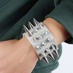 Bracelet punk large en cuir gris avec trois rangées de clous coniques en métal argenté