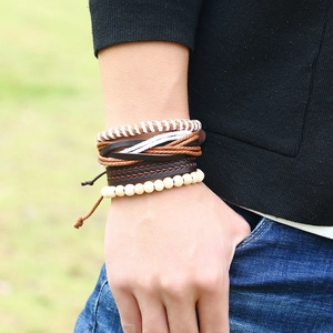 Set de bracelets bohèmes multicouches en cuir avec perles brunes et motif flèche gravé