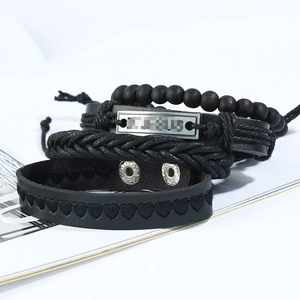 Ensemble minimaliste de 4 bracelets en cuir noir avec perles et breloques métalliques