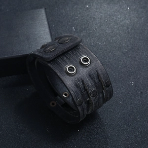 Bracelet homme en cuir noir rétro avec finition vieillie et rivets métalliques argent