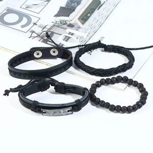 Ensemble de quatre bracelets en cuir noir pour hommes avec breloque cœur et perles mates