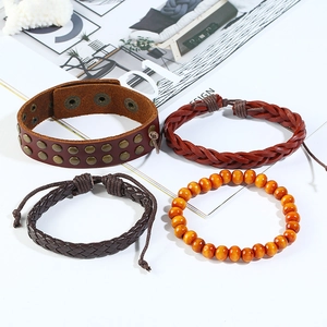 Set di quattro bracciali vintage in pelle da uomo con borchie metalliche e perline in legno