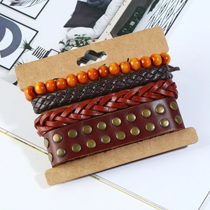 Set di bracciali multistrato da uomo in pelle con perline e dettagli in metallo