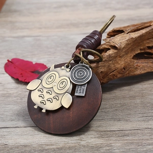 Porte-clés punk en cuir tressé avec pendentif hibou en bronze et disque en bois rétro