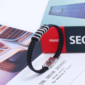 Bracciale da uomo in pelle intrecciata nera con dettagli in acciaio inox e chiusura