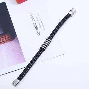 Bracciale da uomo in pelle nera intrecciata con cinque anelli in acciaio inossidabile lucido