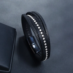 Bracelet multicouche en cuir noir pour hommes avec clous argentés et fermoir aimanté
