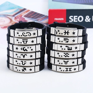Braccialetti zodiacali regolabili in silicone nero con placche incise in acciaio inox