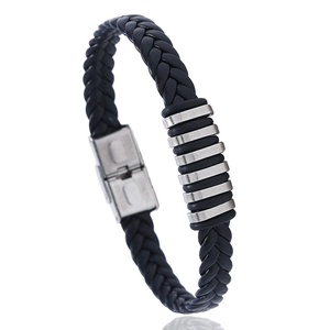 Bracciale da Uomo in Pelle PU Intrecciata e Acciaio al Titanio Punk Anelli Metallici Geometrici Gioielli Regolabili Nero Argento