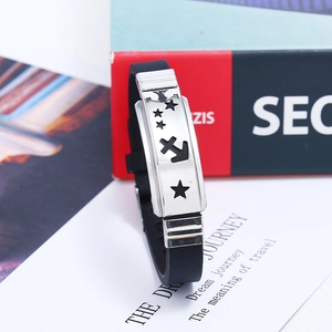Dettaglio del bracciale zodiaco in silicone nero con placca ancora in acciaio inox